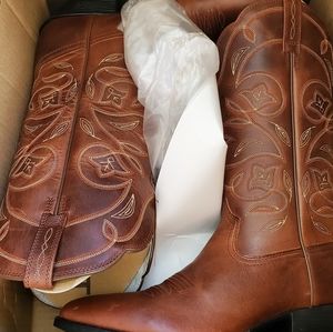 Ariat cowboy boots. Sz 9 and 9.5